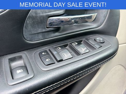 Used 2014 Chrysler Town & Country Touring FWD image 18