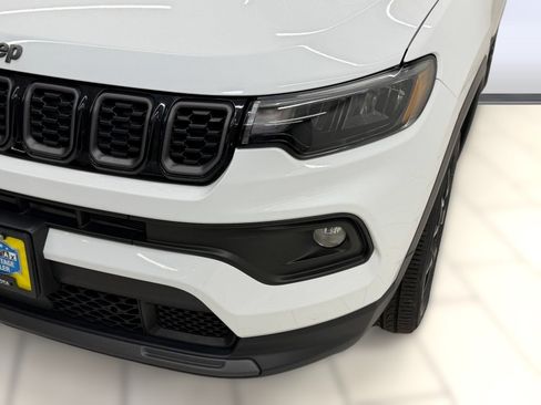 Used 2025 Jeep Compass Latitude w/ Convenience Group AWD/4WD image 10