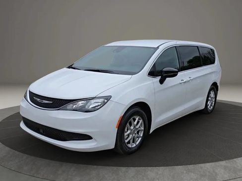 Used 2025 Chrysler Voyager LX FWD image 3