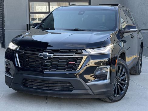 Used 2023 Chevrolet Traverse RS image 3