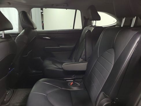 Used 2021 Toyota Highlander XLE image 20