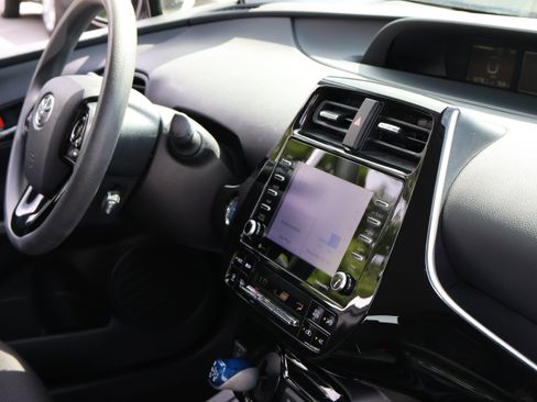Used 2021 Toyota Prius L Eco FWD image 10