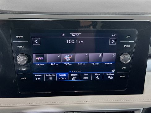 Used 2025 Volkswagen Taos SE image 21