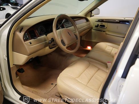 Used 2000 Lincoln Town Car Signature RWD image 4