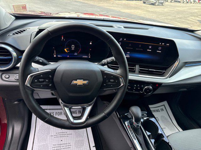 Used 2025 Chevrolet Trax LT w/ LT Convenience Package FWD image 17