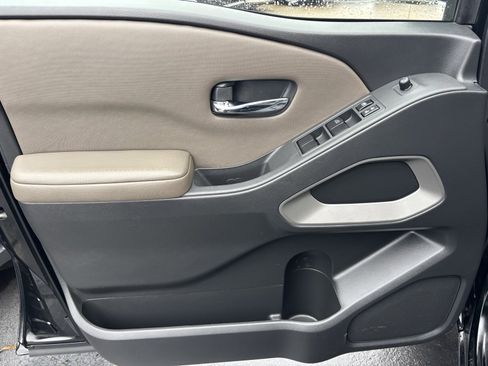 Used 2024 Nissan Frontier SV image 16