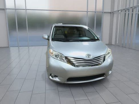 Used 2015 Toyota Sienna XLE w/ XLE Navigation Package FWD image 3