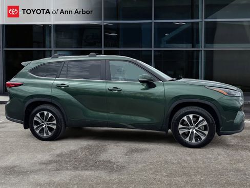 Used 2023 Toyota Highlander XLE AWD/4WD image 13