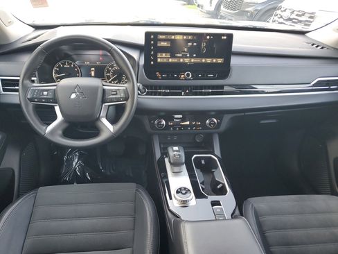 Used 2025 Mitsubishi Outlander SE image 17