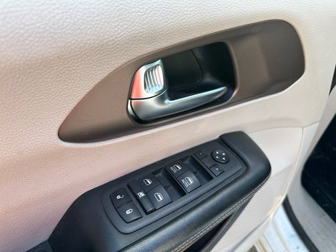 Used 2022 Chrysler Voyager LX FWD image 20