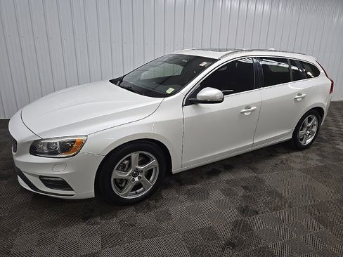 Used 2016 Volvo V60 T6 R-Design image 6
