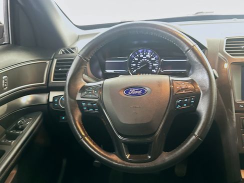 Used 2018 Ford Explorer XLT w/ Equipment Group 202A FWD image 17