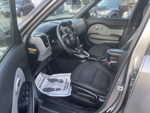 Used 2016 Kia Soul + FWD image 12