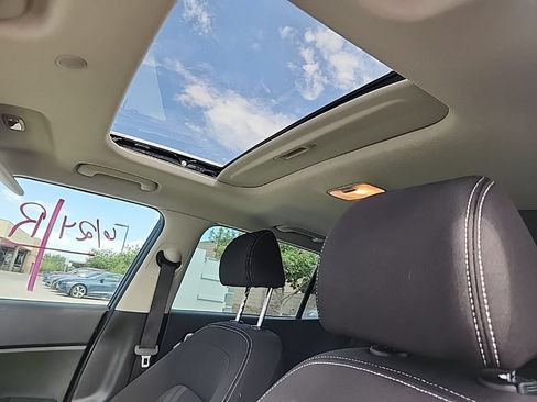 Used 2022 Hyundai Venue SEL FWD image 7
