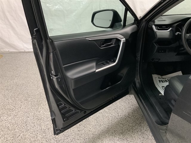 Used 2021 Toyota RAV4 LE AWD/4WD image 15