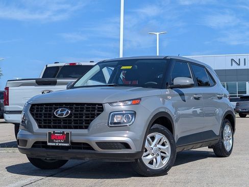 Used 2023 Hyundai Venue SE w/ Cargo Package FWD image 2