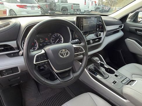 Used 2022 Toyota Highlander XLE image 24