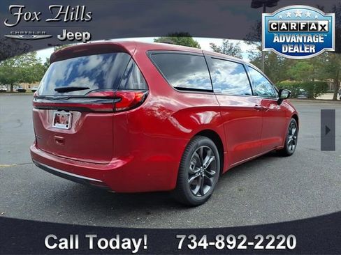 New 2026 Chrysler Pacifica Select image 9