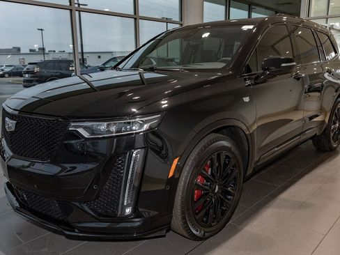 Used 2023 Cadillac XT6 Sport w/ LPO, ONYX Package image 3