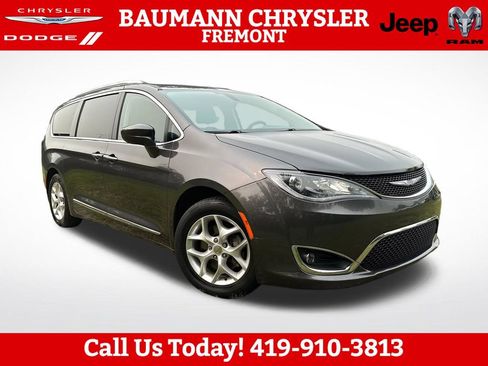 Used 2018 Chrysler Pacifica Touring-L Plus w/ Tire & Wheel Group FWD image 1
