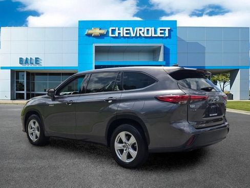 Used 2021 Toyota Highlander LE FWD image 5