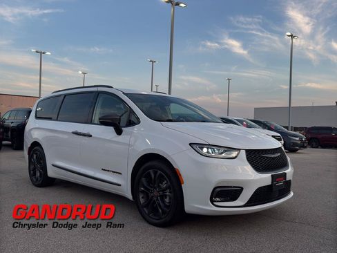 Used 2024 Chrysler Pacifica Touring-L w/ Road Tripper Package AWD/4WD image 1