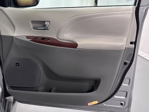 Used 2011 Toyota Sienna Limited w/ Premium Pkg image 20