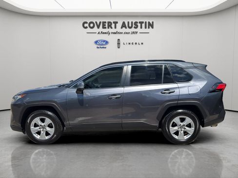 Used 2019 Toyota RAV4 XLE w/ Convenience Package FWD image 2