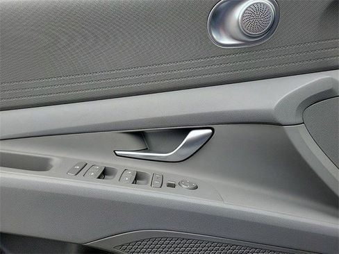 Used 2025 Hyundai Elantra SE image 31