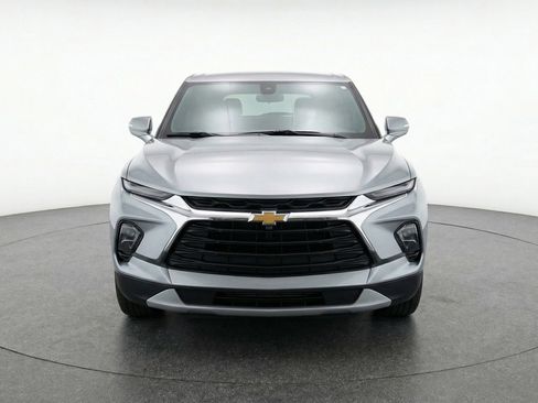 Used 2025 Chevrolet Blazer LT FWD image 2