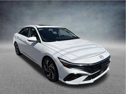 Used 2025 Hyundai Elantra SEL FWD image 7