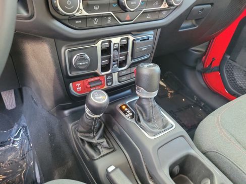 Used 2024 Jeep Wrangler Rubicon image 15