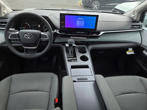 Certified 2026 Toyota Sienna XLE FWD image 14