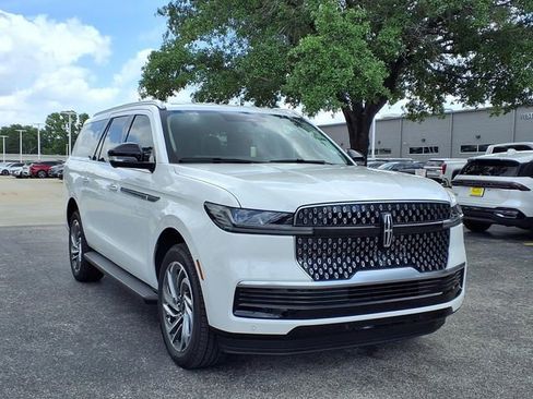 New 2026 Lincoln Navigator L Premier AWD/4WD image 4