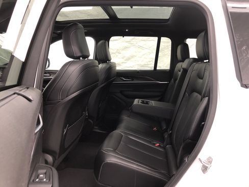 Certified 2024 Jeep Grand Cherokee Limited w/ Luxury Tech Group II image 12