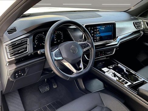 Used 2025 Volkswagen Atlas Cross Sport SE image 19