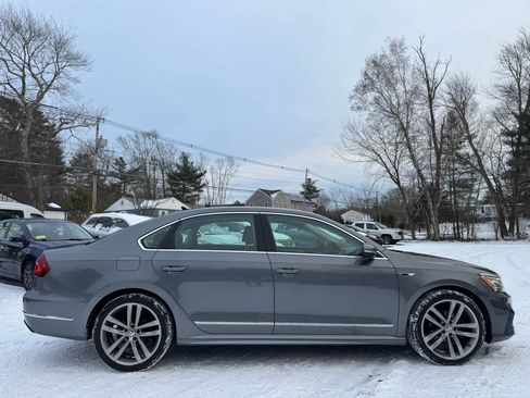 Used 2017 Volkswagen Passat 1.8T R-Line w/ R-Line Lighting Package image 4