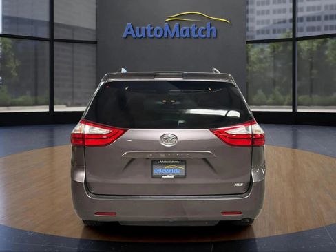 Used 2019 Toyota Sienna XLE w/ XLE Navigation Package FWD image 11