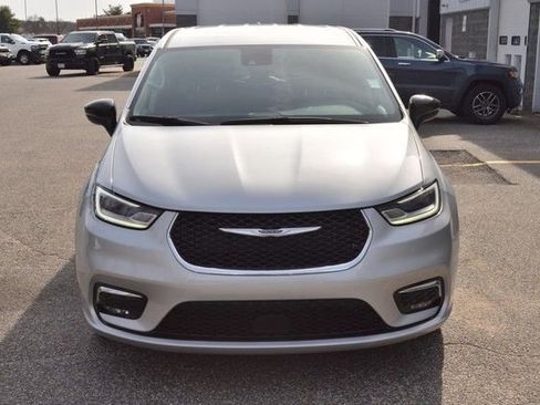 Used 2024 Chrysler Pacifica Touring-L image 3