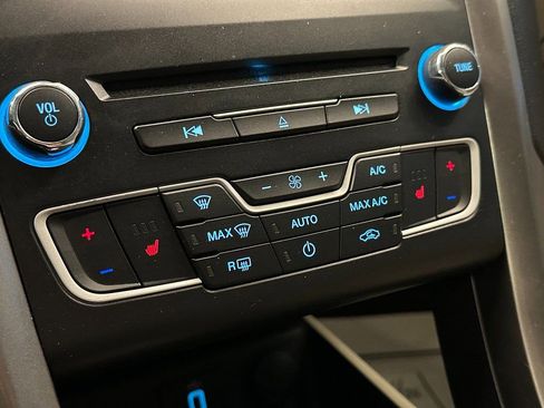 Used 2018 Ford Fusion SE w/ Fusion SE Technology Package image 15