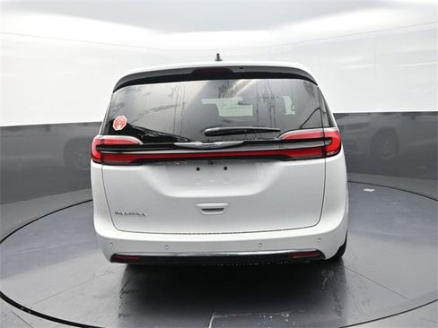 New 2026 Chrysler Pacifica Select image 6