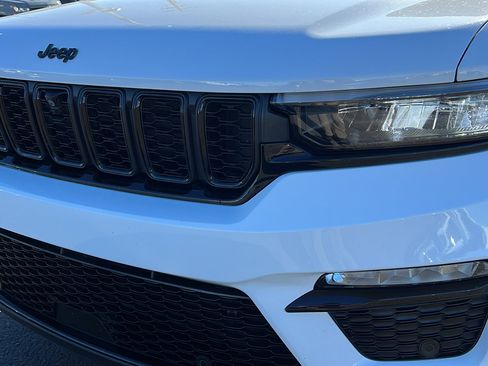 Used 2023 Jeep Grand Cherokee Limited w/ Luxury Tech Group II image 9