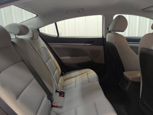 Used 2017 Hyundai Elantra SE FWD image 19