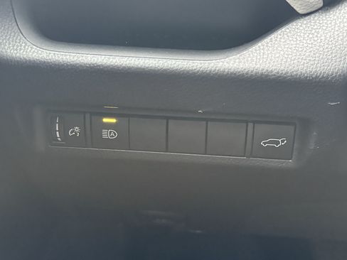 Used 2020 Toyota RAV4 XLE w/ Convenience Package FWD image 28
