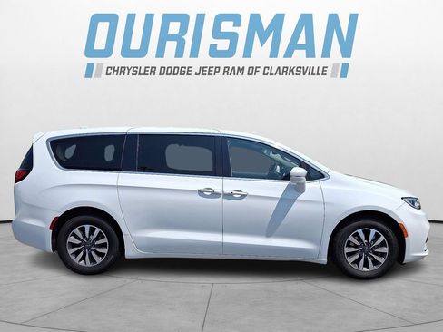 Used 2022 Chrysler Pacifica Touring-L FWD image 7