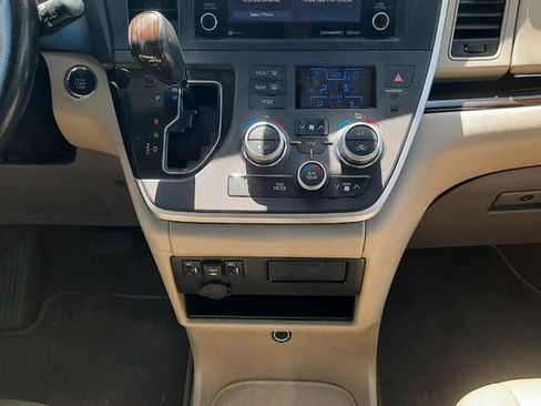 Used 2020 Toyota Sienna XLE AWD/4WD image 15