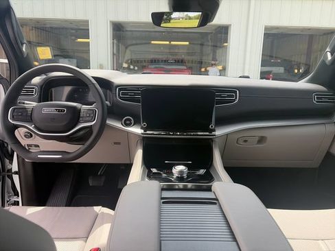 Used 2025 Jeep Wagoneer 4WD image 12