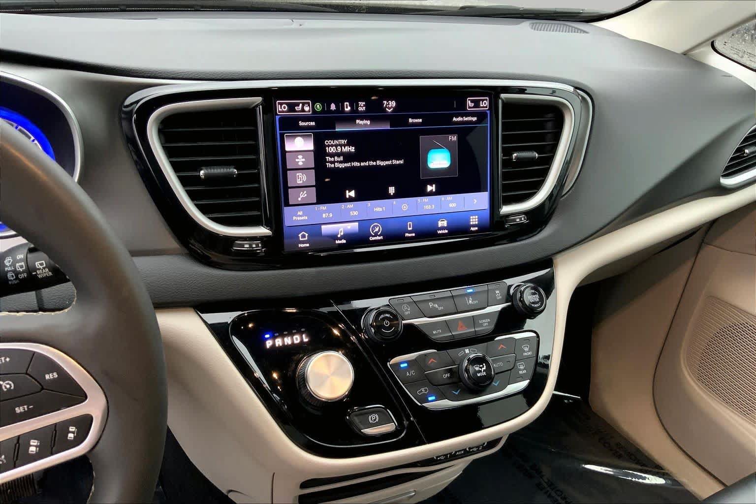 Used 2024 Chrysler Pacifica Touring-L FWD image 6