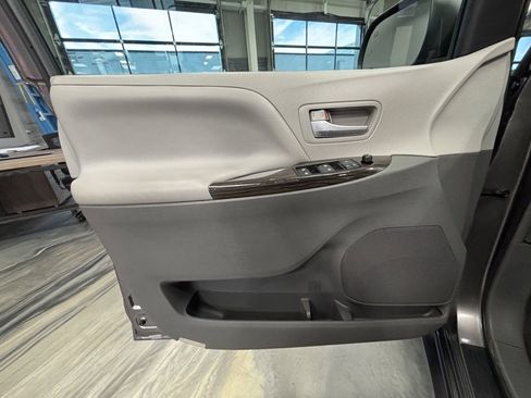 Used 2017 Toyota Sienna XLE image 54