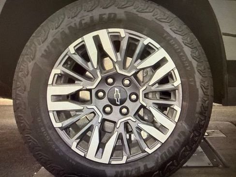 Used 2025 Chevrolet Suburban Z71 AWD/4WD image 15